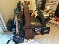 KEITH URBAN PHOENIX COLLECTION ELECTRIC GUITAR & AMP & CASE WITH ACCESSORIES 