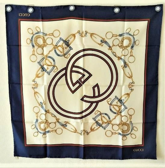 Authentique grande écharpe GUCCI marque GG chaîne dorée 100% soie bleu marine du Japon
