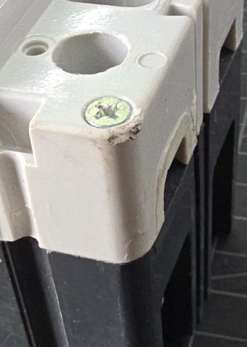 Eaton HFD2060 Molded Case Breaker. Minor Cosmetic Damage. - Picture 8 of 8