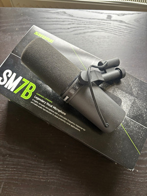 Shure SM7B dynamisches Kardioid Studio-Mikrofon XLR 3-polig Schwarz Tasche