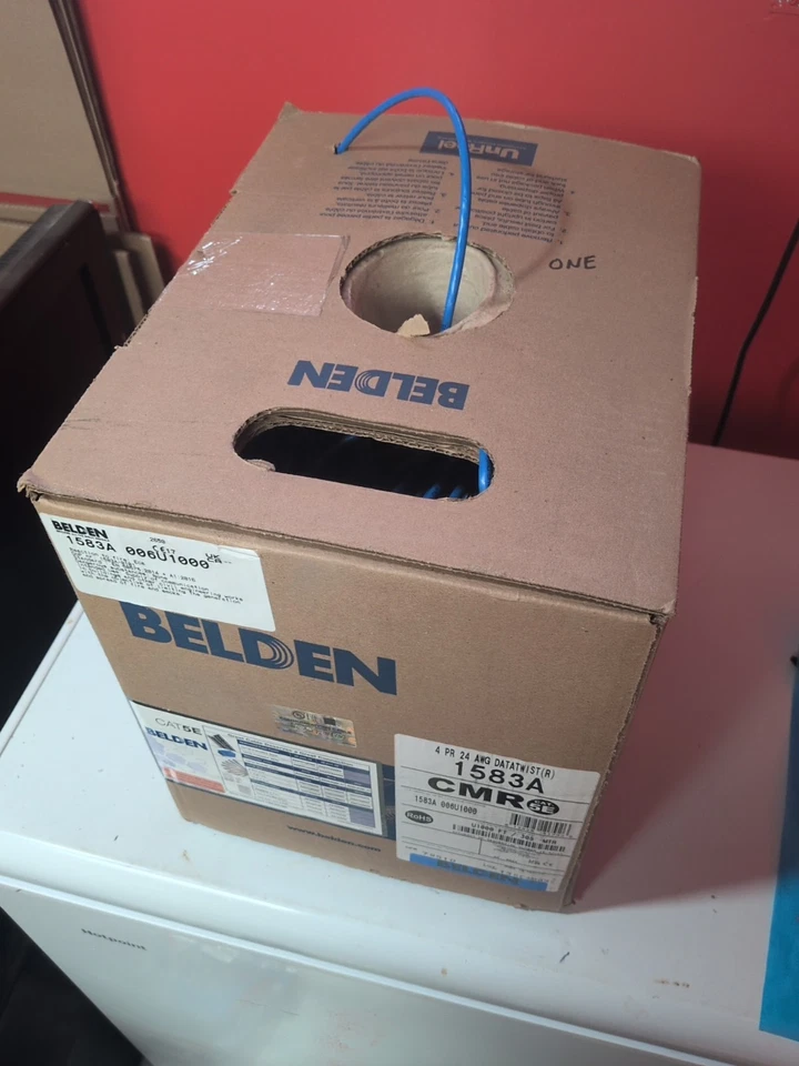 Cable elevador CMR Belden 1583A 006U1000 4 pares sólido Cat5e UTP, 796 ft. Caja, Azul Foto 4 de 4