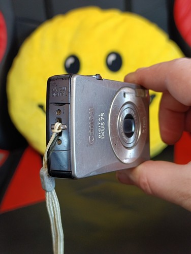 Canon IXUS 75 IS Compact Digital Camera 7.1 MP Silver -W/Charger, Battery-Tested - Picture 3 of 10