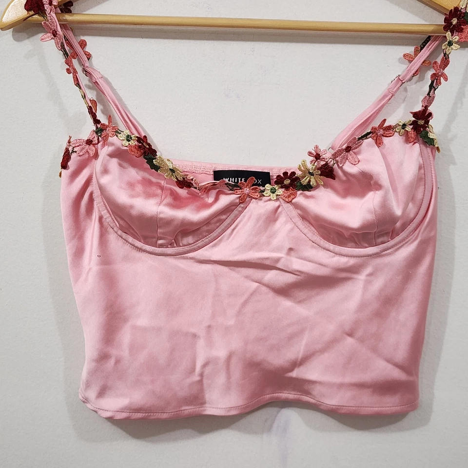 Camiseta sin mangas floral blanca Fox Boutique Believe It Crop bebé rosa satinado talla S Foto 2 de 4