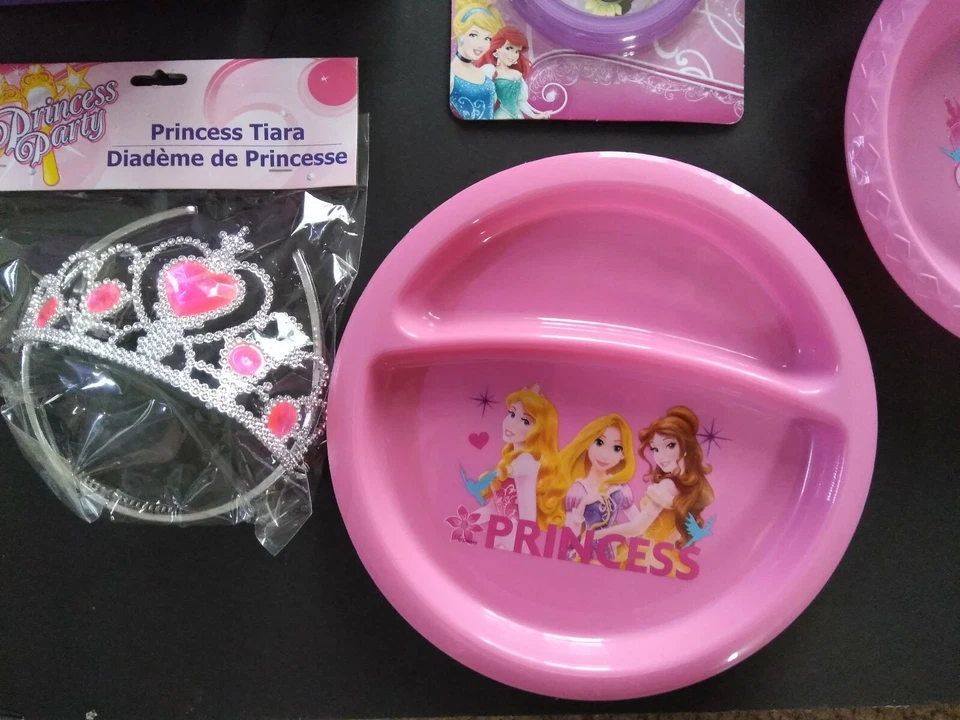 Favores de fiesta de princesas Disney, platos de almuerzo, tazas, tiara, botones Foto 3 de 4