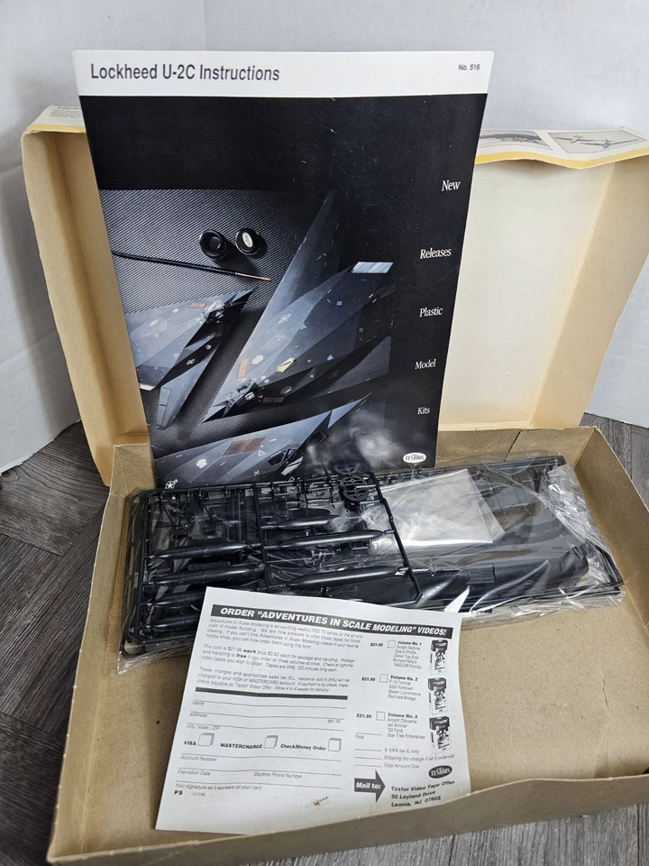 1992 Testors 1/48 Lockheed U-2C Spyplane W/Ground Equipment Airplane Model Open - Image 4 of 4