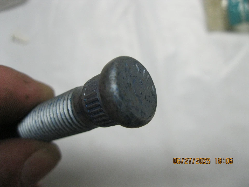 GM Genuine Parts 09595178 - Wheel Lug Stud, Rear, Front - Imagem 2 de 3