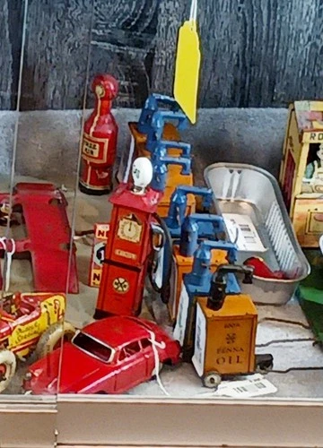 AUTHENTIC  MARX 1930s GAS STATION MOTOR OIL TIN LITHO CART  8 VARIOUS TYPES