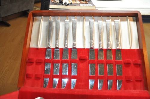 Oneida 33 Pieces 1939 Silverplate "Forever" Pattern Flatware Set w/ Chest - Picture 4 of 8