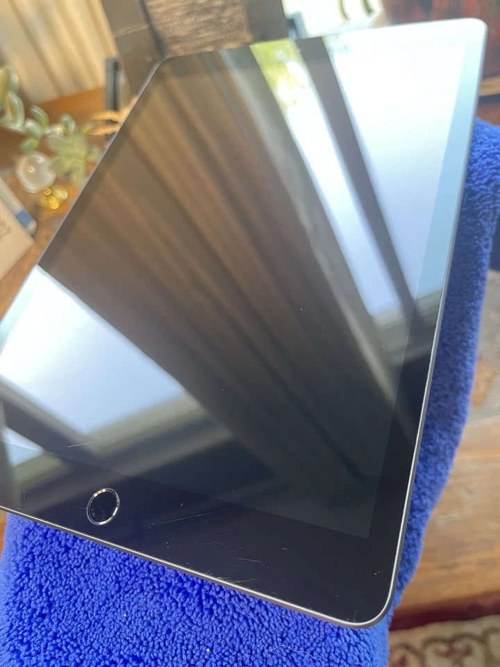 Apple iPad 8th gen (128gb) 5G Cellular Unlocked (A2270) Verizon {iOS17}90% Black - Image 2 of 4