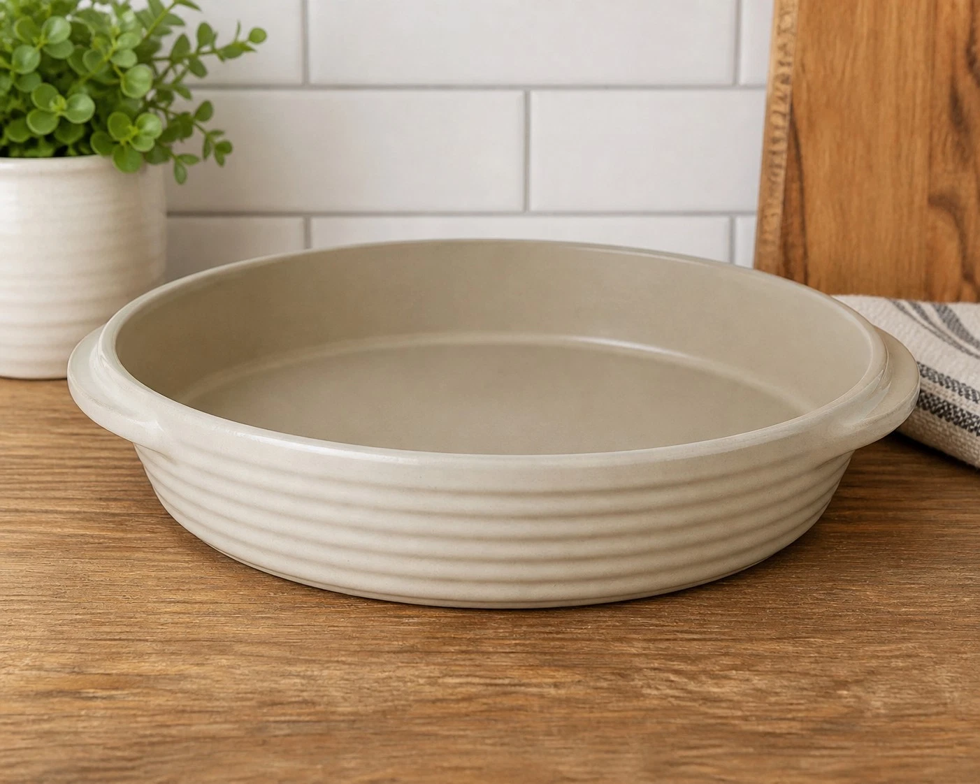 Pampered Chef Family Heritage Stoneware Vanilla 11" Deep Dish Pie Baker Beige