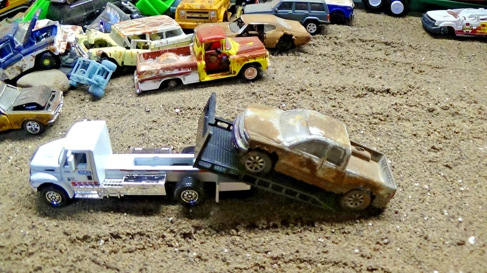 Grúa de plataforma plana modelo de coche con camioneta Chevy desgastada depósito de chatarra personalizado 1/64 Foto 4 de 4