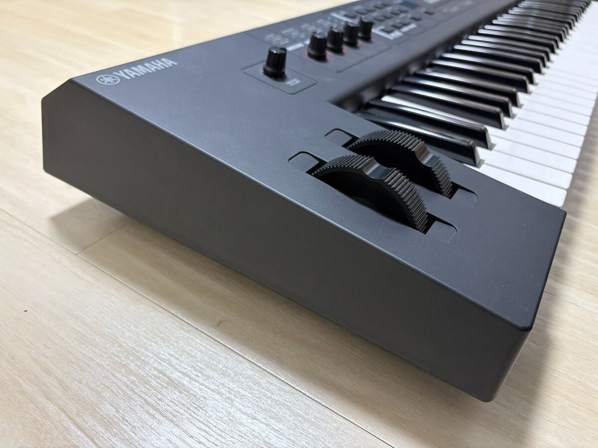 Yamaha MX61 61-Key Analog Keyboard Synthesizer with Hard Yamaha MX61 61-Key Analog Keyboard Synthesizer with Hard