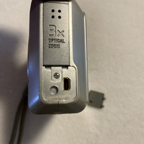 Sony Cyber Shot DSC-S650 7.2MP Digital Camera Silver Turns On Parts Or Repair - Picture 6 of 10