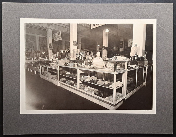 Foto interior 1919 Washington Market Spokane WA Mele & Son frutas verduras