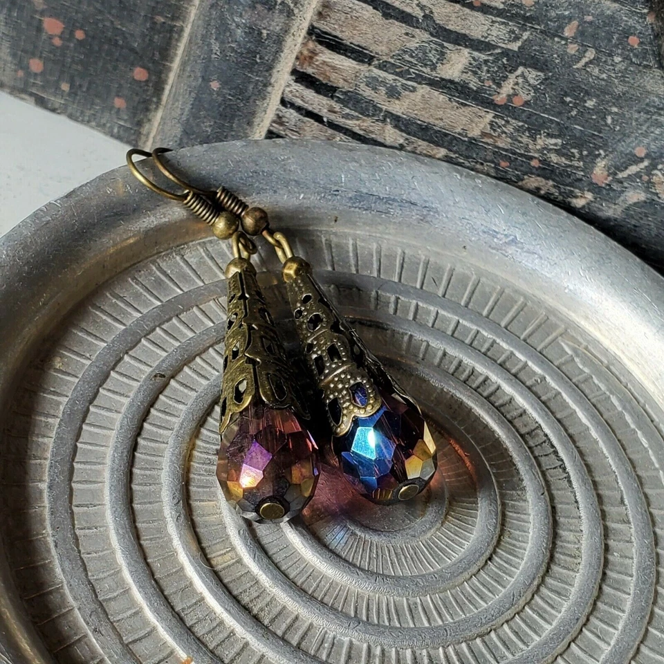 Pendientes antiguos de lágrima de cristal brillante púrpura facetado filigrana de bronce Foto 3 de 4