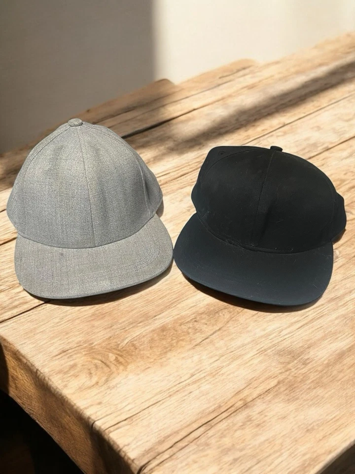 Paquete de gorras H&M Snapback - gorras ajustables negras y grises división ropa de calle Foto 4 de 4