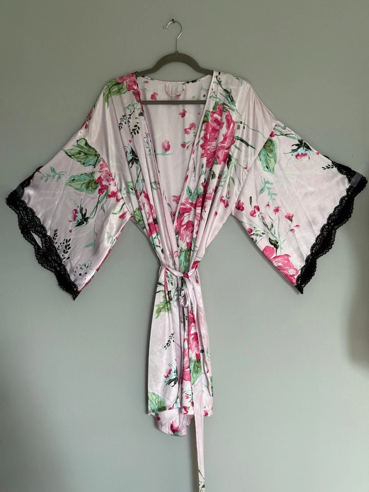 ROUPÃO DE CETIM FEMININO SECRET TREASURES. TAMANHO: 2X (18W-20W) RENDA PRETA FLORAL ROSA - Imagem 3 de 4