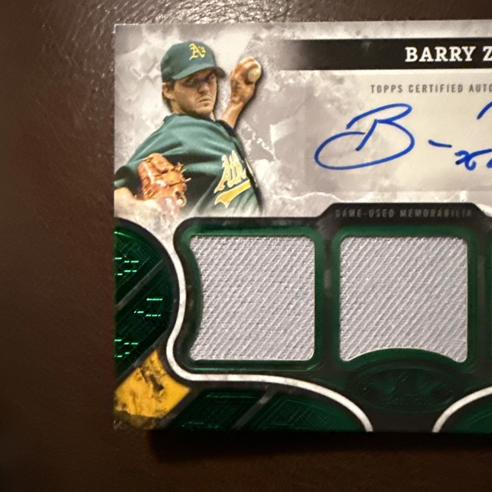 2025 Topps Tier One Barry Zito - /49 Triple Relic 签名绿色匹配 A's — 第 3/4 张图片