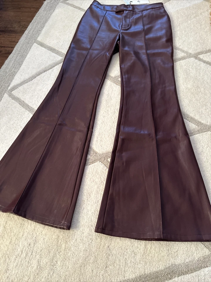 Nuevo con etiquetas Pantalón bootcut mediano de cuero sintético vegano rojo borgoña 7 For All Mankind para mujer Foto 2 de 4
