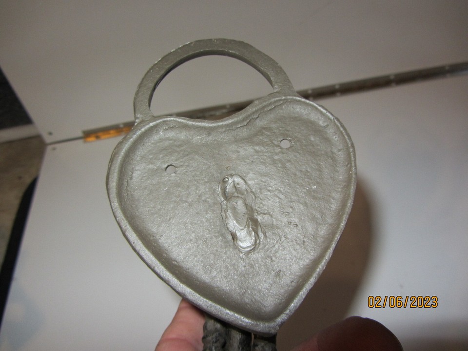 CAST IRON BLACK HEART SHAPED LOCK AND SKELETON KEYS WALL DECORATION