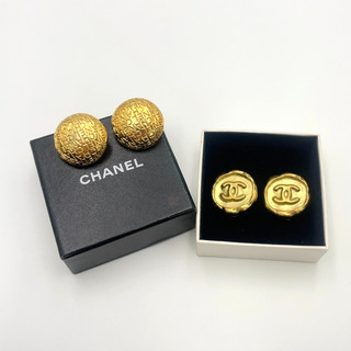 Set 2 orecchini originali Chanel vintage logo/cocco mark 95P incisi GD con scatola BA010526