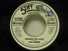 PROMO! IAN GOMM: HOOKED ON LOVE / SAME, 45 RPM. NM