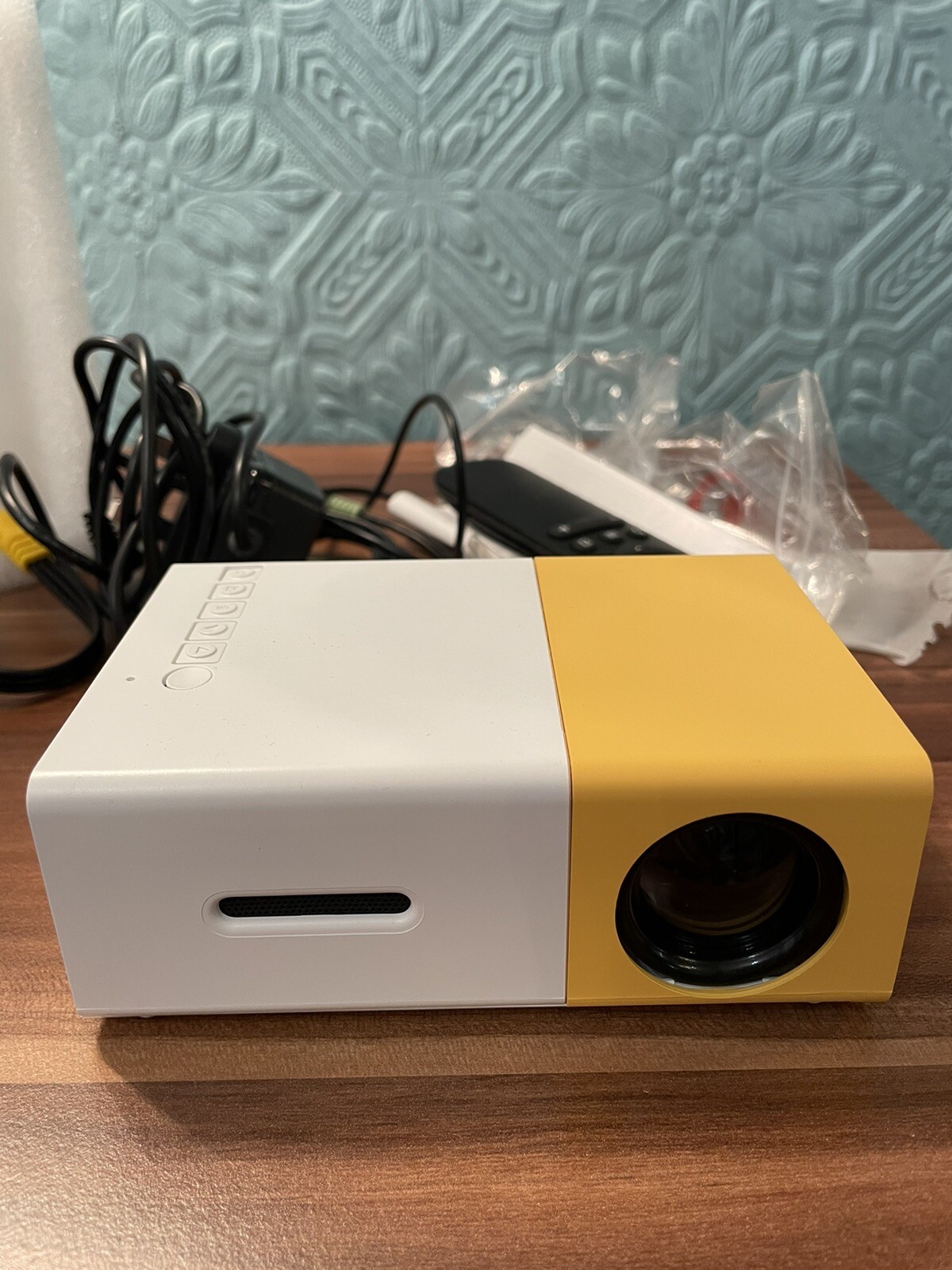 Mini Projector, Vamvo YG300 Pro Portable Projector Full HD 1080p