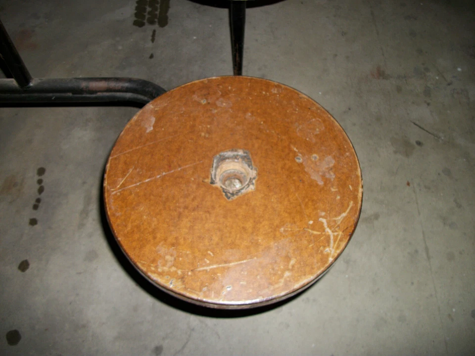 Mesa de almuerzo de cafetería con taburetes asientos, tapa marrón, asientos marrones Foto 4 de 4