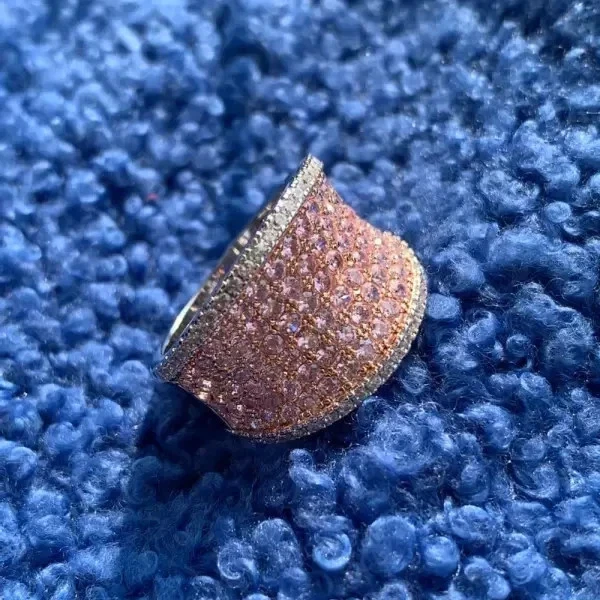 Anel de coquetel redondo 3,0 quilates criado em laboratório safira rosa pavimentado folheado a ouro amarelo 14K - Imagem 3 de 4