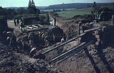 Orig. FARBDIA Foto RAD Arbeitsmann mit Kran auf Baustelle mit Sperren ca. 1944