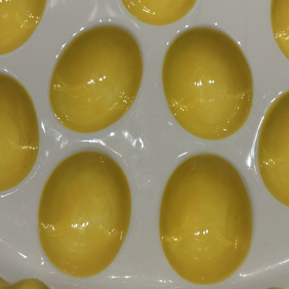 Plato de huevo Bella Casa By Ganz Deviled con patas amarillas de pato grande Foto 2 de 4