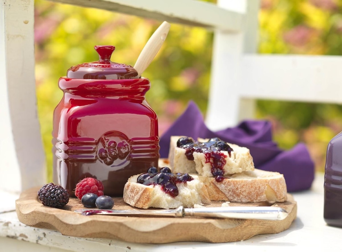 Le Creuset Jam Jar with Silicone Spreader 15 fl Ounce Cherry Red