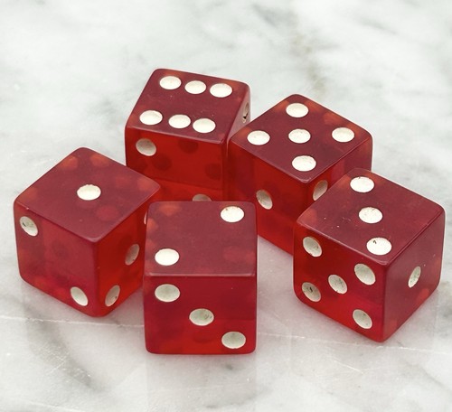 5 Vintage durchscheinende kirschrote Bakelit Würfel mit weißen Kernen Yahtzee!