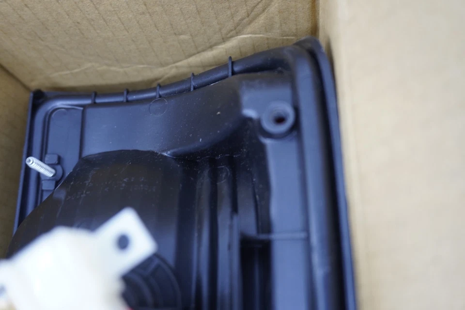 2001-2004 TOYOTA TACOMA Tail Light Tail Lamp Right TYC 11-5536-00-1N - Image 3 of 4