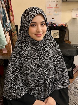 Women s Black White Paisley Headscarf Scarf Wrap Fashion Accessory