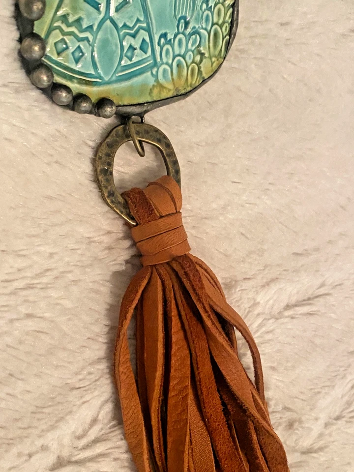 Ожерелье Art By Amy ручной работы Tepee Cactus Гитара Керамическая Кожа Концертные Ночи - Изображение 4 из 4