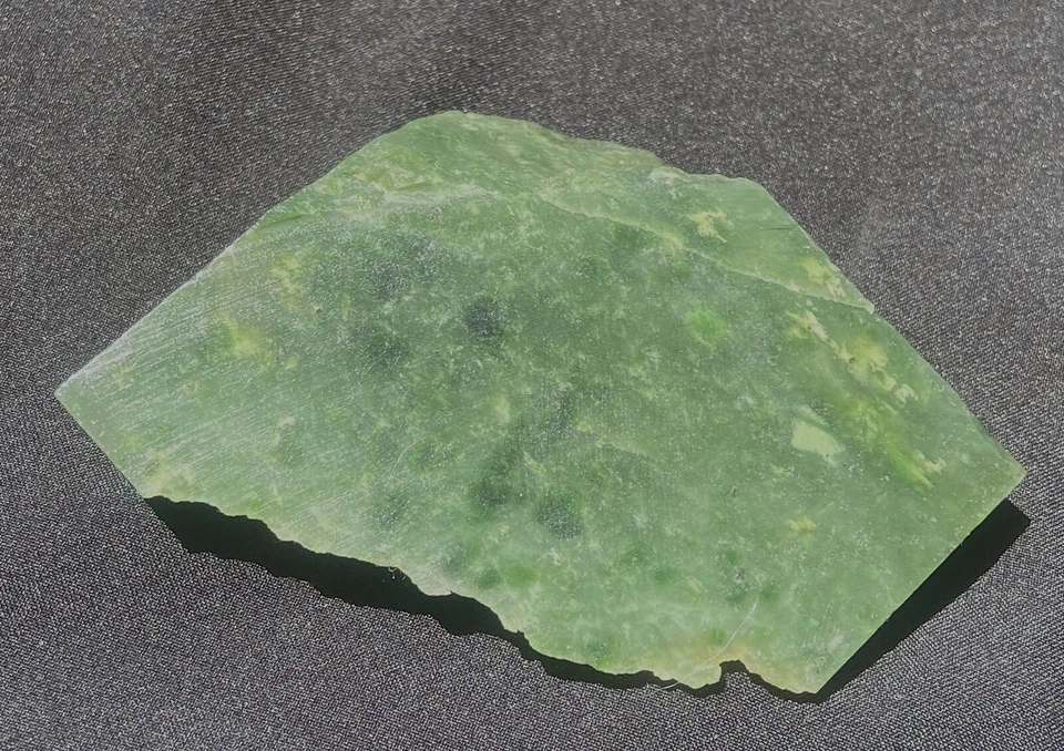 YUKON SNOW JADE  (NEPHRITE) THICK END SLAB 90 GRAMS - 3.2 OZ or 450 CT's CANADA - Image 4 of 4