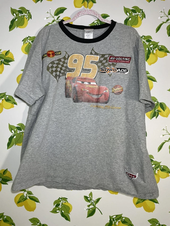 Camiseta De Colección Pixar Cars Película Rayo McQueen Con Parches XL Disney Store Foto 2 de 4