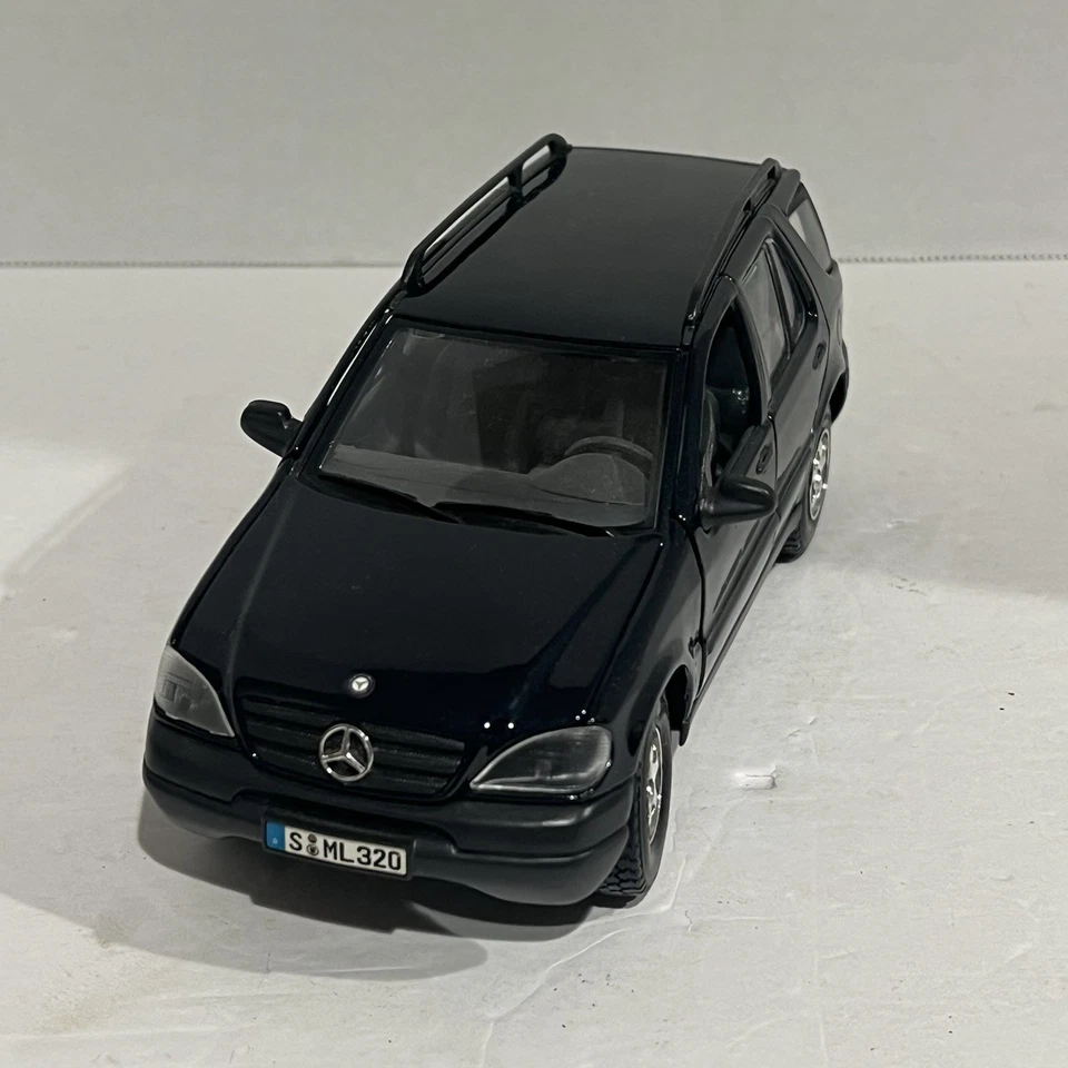 MODELO DIECAST CLÁSICO MERCEDES BENZ NEGRO CLASE M ML 320 SUV MAISTO ESCALA 1/24 Foto 2 de 4