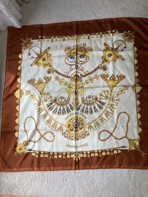 HERMES シルク ス スカーフ　ホワイトとブラウン 日本製 シルク スカーフ 大判 正方形 90cm ツイル エルメス柄 馬具柄