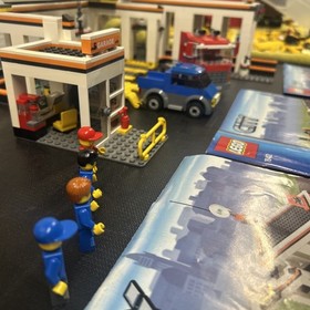 LEGO #7642 Garage &ndash; Complete w Instructions & Minifigs 2009 Retired & Rare!