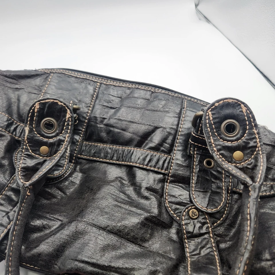 Bolso de Hombro Style & Co Negro Imitación Cuero Detalle Hebilla Forro Rojo 16 in x 7 in Foto 4 de 4