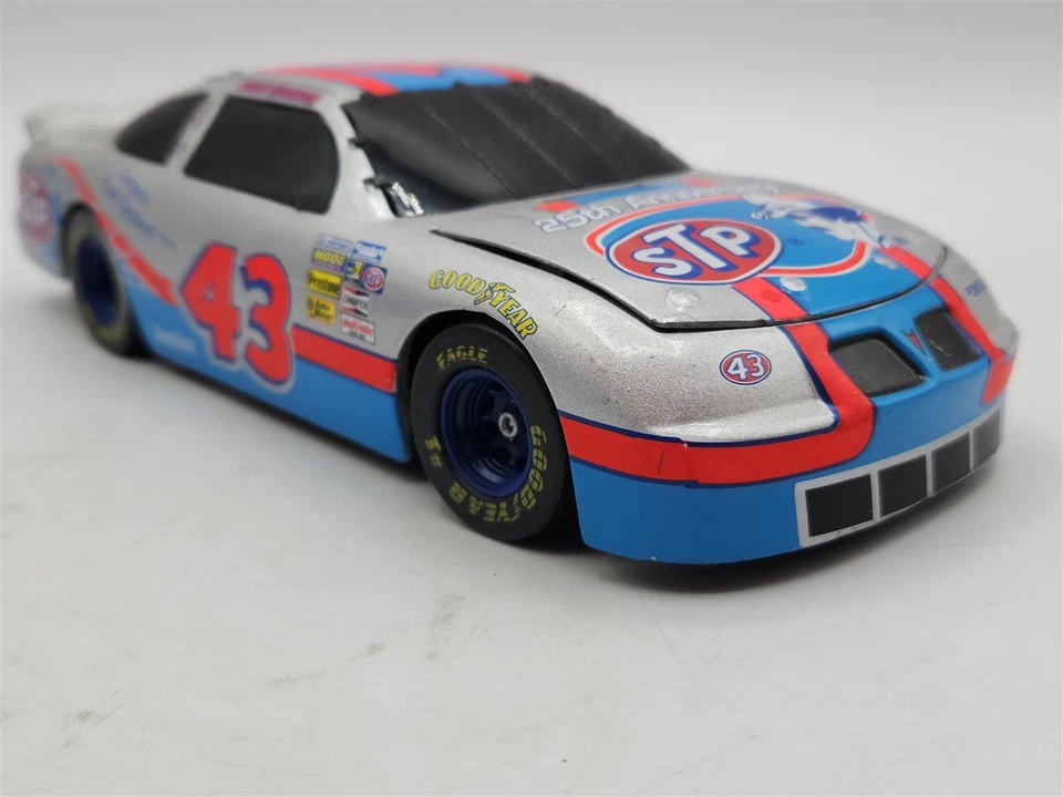 Action Richard Petty STP 25º Aniversário 1996 Prata 1 de 3500 - Imagem 3 de 4