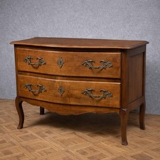 Très belle commode sauteuse ancienne de style Louis XV, en noyer massif