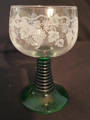 Vtg Luminarc Roemer Wine Glass 5 1/2'' Etched Grapes Beehive Green Stem France