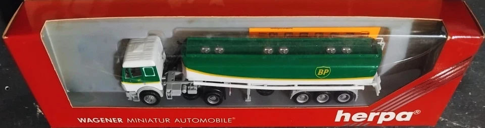 HERPA 826121 Camion cisterna autoarticolato 5 assi MB "BP" - scala H0 - Immagine 3 di 4