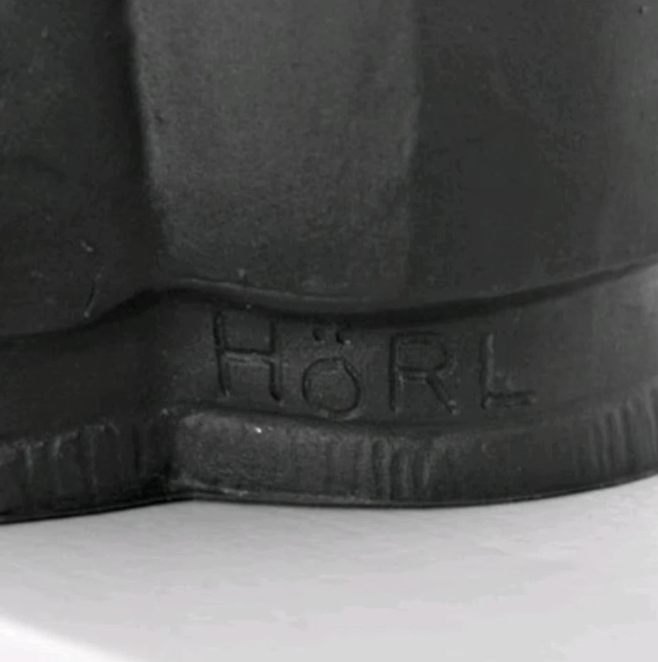 Hottmarl Horl, Poisoned, scultura in resina Nera, 41 x 17 x 19 cm - Immagine 4 di 4