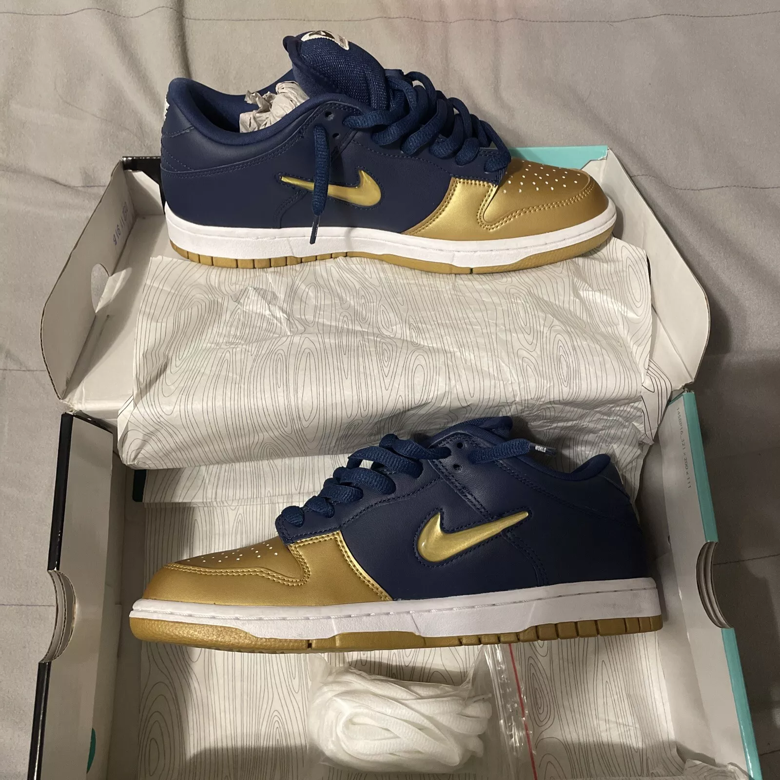 Taille 8,5   Nike Supreme x Dunk SB QS Low métallisé or