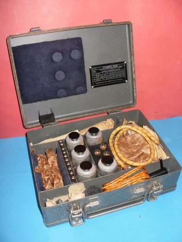 Antiguo probador de iluminación eléctrica militar soviético/ruso en caja metálica - Imagen 7 de 9