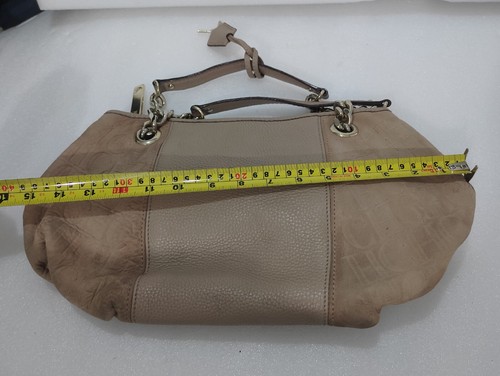 CH Carolina Herrera Hobo-Umhängetasche beige Monogramm geprägtes Leder Kette - Bild 17 von 24